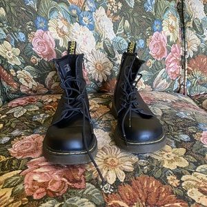 1460 8-EYE BLACK DOC MARTENS